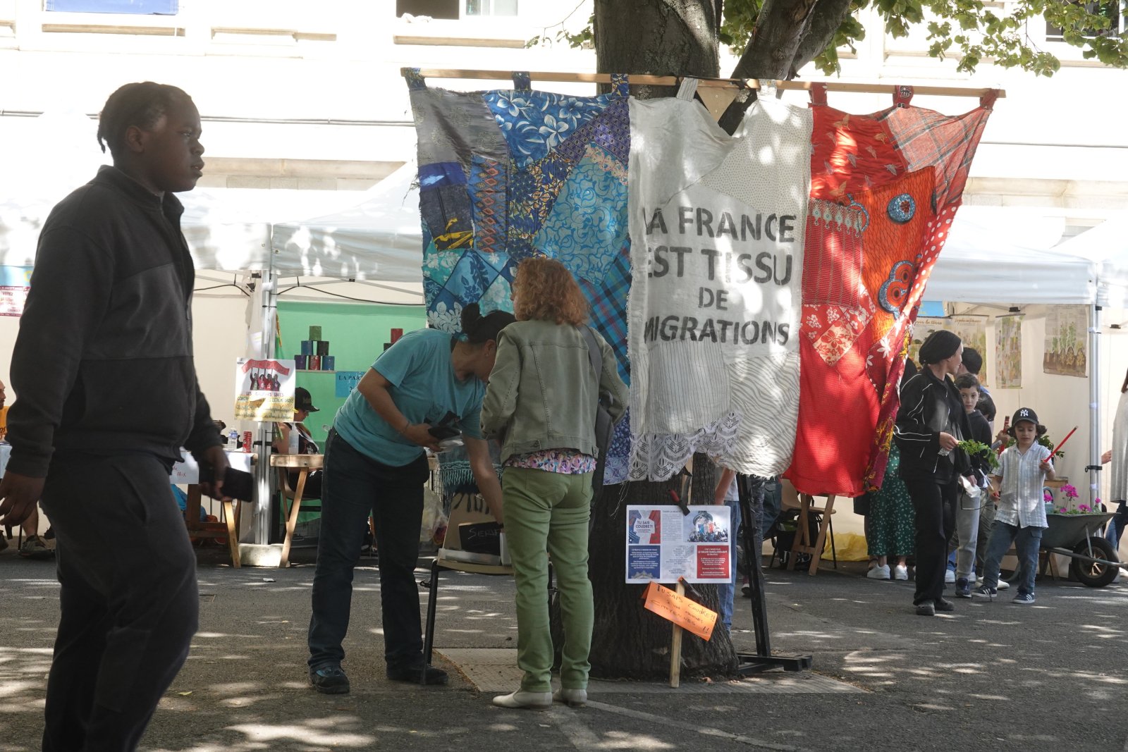 Événement en extérieur avec des stands et des visiteurs
