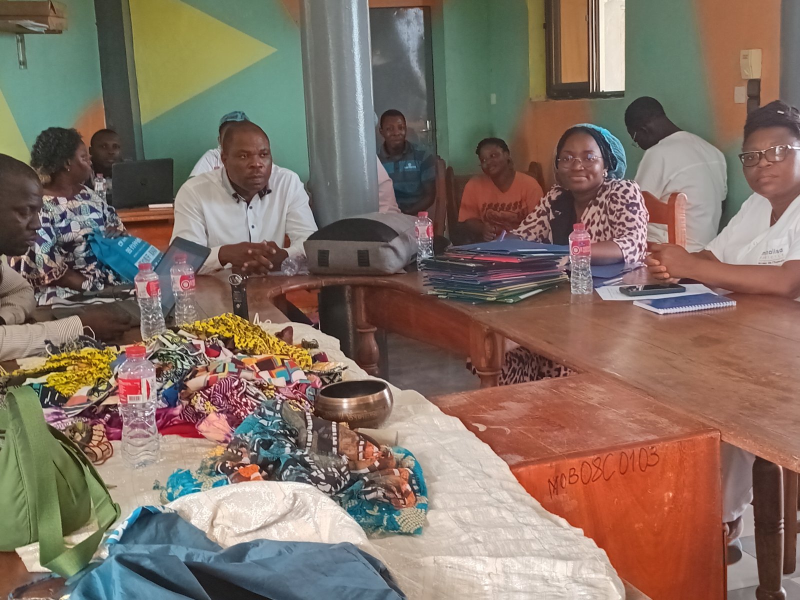 Participants à une formation réunis autour d'une table