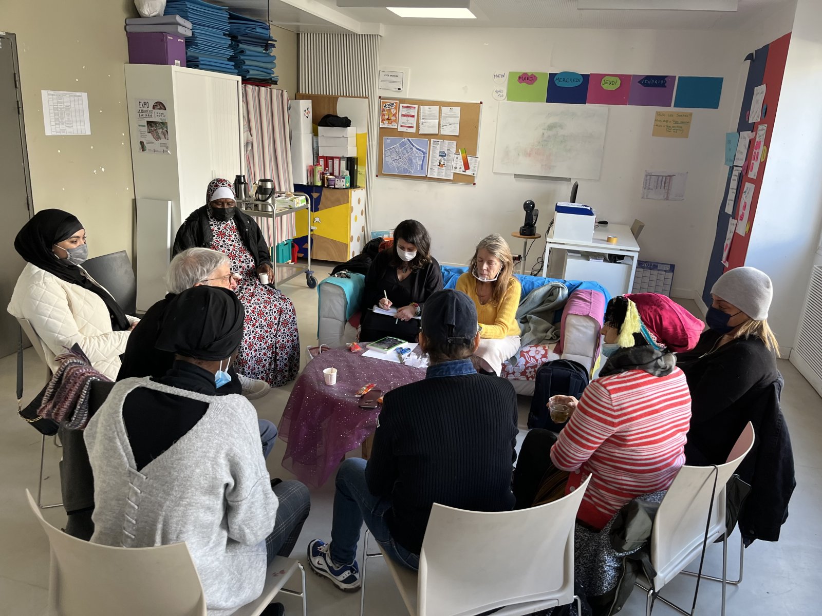 Participants à une réunion autour d'une petite table