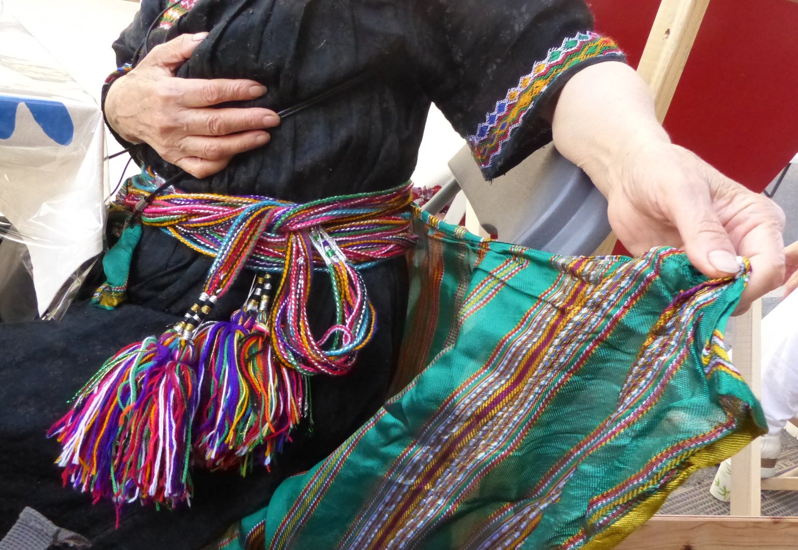 Femme qui s'enroule dans un châle coloré